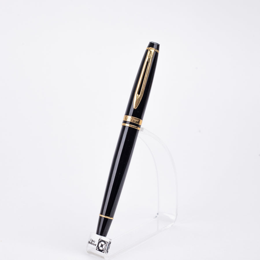 waterman-expert-mars-black-gt-fountain-pen-(F)-front-view