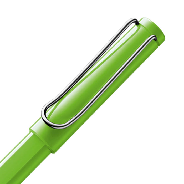 Lamy-safari-fountain-pen-(M)-green-clap-view