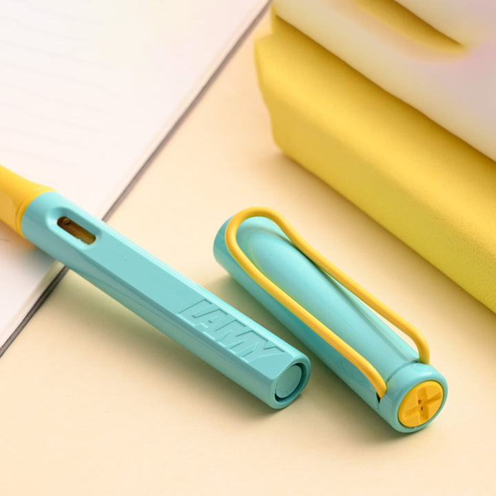 lamy-safari-fountain-pen-pina-colada-(M)-cap-view